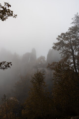 Basteibrücke eingehüllt im Morgennebel