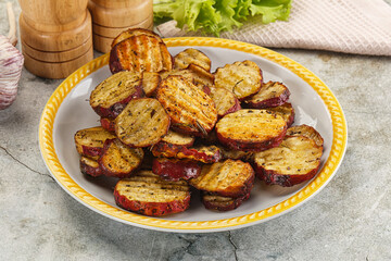 Baked red batat slices with herbs