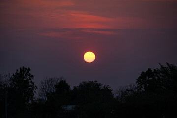 Obraz premium Golden Sunset Over Serene Landscape