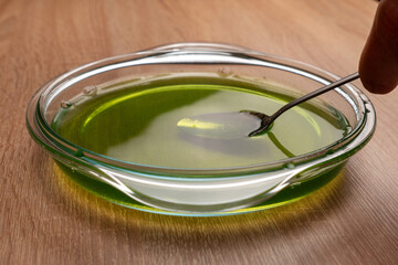 Pour the green jelly into a bowl to set. Preparation of gelatin desserts.