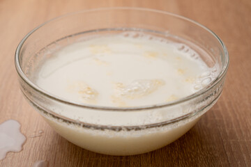 Dissolve sweet jelly in milk.  Preparation of gelatin desserts.