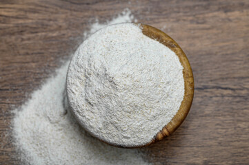 Mąka żytnia izolowana w misce i rozsypana obok © Paweł Kacperek