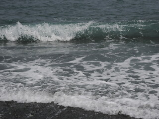 Fototapeta premium 波打ち際の波が崩れる瞬間。日本 小田原市御幸が浜海岸 The moment when the waves break on the beach. Miyukigahama Beach, Odawara City, Japan