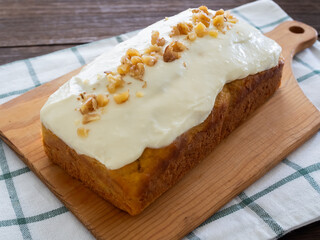 カッティングボードの上の手作りキャロットケーキ