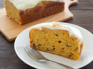 皿の上の手作りのキャロットケーキ