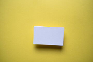 黄色背景に白いカード
