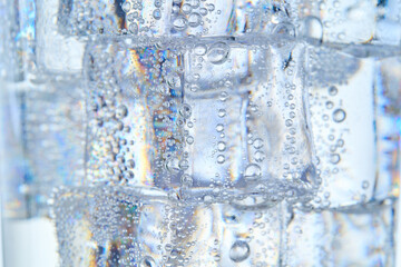 グラスに入った炭酸水と氷