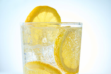 レモンの入った炭酸水