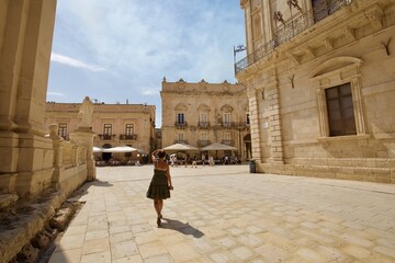 Piazza Duomo Siracusa con donna, Sicilia