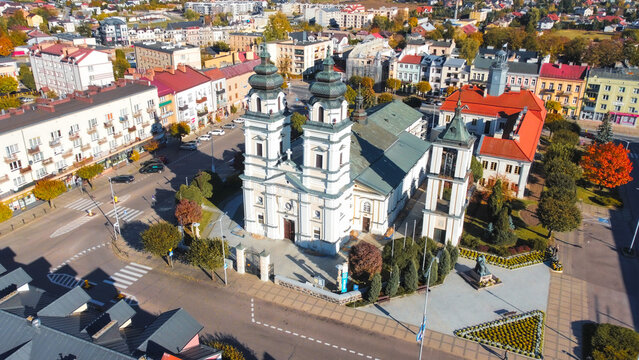 Widok z drona na rynek w Mławie. Mława ratusz i kości&oacute;ł 