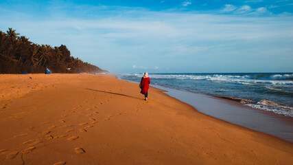Obraz premium person walking in a beach