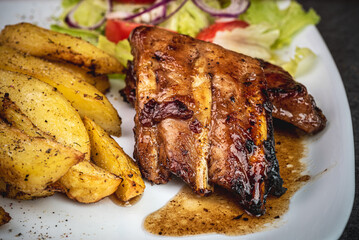 żeberka w miodzie, ziemniaki opiekane, jedzenie, obiad, grilla, smażone, wieprzowina, lunch, przepyszny, barbecue, gotowanie, jeść, piec