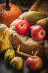 jesienią, jedzenie, dynia, kosz, zbiorów, zdrowa, ,dekoracja, rolnictwa, dojrzałe, kabaczek, pracownik sezonowy, pora roku © yanek