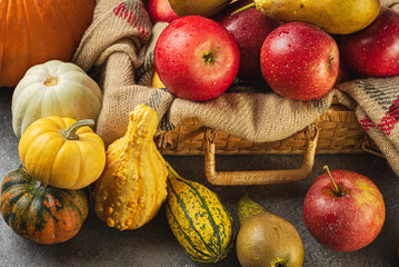 jesienią, jedzenie, dynia, kosz, zbiorów, zdrowa, ,dekoracja, rolnictwa, dojrzałe, kabaczek, pracownik sezonowy, pora roku © yanek