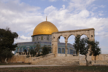 Obraz premium View of the golden-domed Dome of the Rock shrine on the Haram Al-Sharif or Temple Mount in the Old City of Jerusalem, Israel.