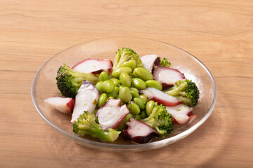 タコとブロッコリー　枝豆のバジルサラダ