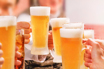 よく冷えたビールやサワー乾杯する人たち