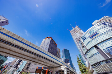 Naklejka premium 巨大なビルが立ち並ぶ東京の街