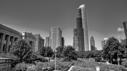 Fototapeta premium Downtown Chicago skyscrapers with blue sky from Lakefront Trail