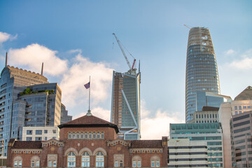Fototapeta premium San Francisco, CA - August 6, 2017: City streets and buildings on a sunny day