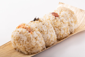 麦入り　おむすび（鮭　昆布　梅　ツナマヨ）