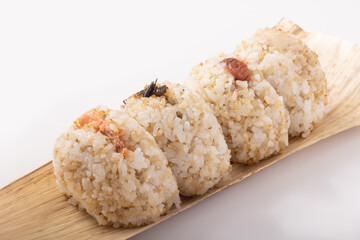 麦入り　おむすび（鮭　昆布　梅　ツナマヨ）