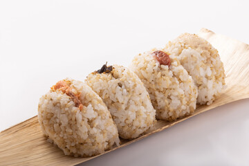 麦入り　おむすび（鮭　昆布　梅　ツナマヨ）