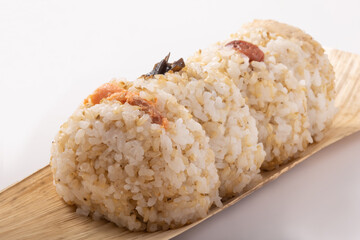 麦入り　おむすび（鮭　昆布　梅　ツナマヨ）