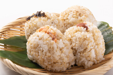 麦入り　おむすび（鮭　昆布　梅　ツナマヨ）