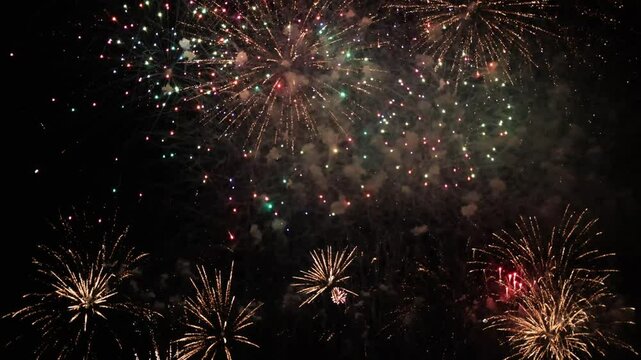 夜空に打ちあがる鮮やかな花火