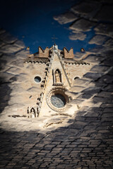 Duomo di Teramo riflesso in una pozzanghera