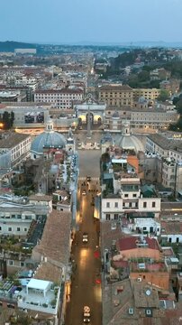 Piazza del Popolo e il tridente all'alba di Roma, Italia.
Vista aerea del centro storico di Roma con il Tridente e via del Corso all'alba, in una mattina invernale, . 
