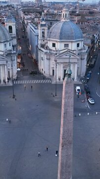 Piazza del Popolo e il tridente all'alba di Roma, Italia.
Vista aerea del centro storico di Roma con il Tridente e via del Corso all'alba, in una mattina invernale, . 
