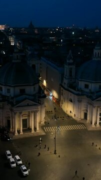 Piazza del Popolo e il tridente di notte a Roma, Italia.
Vista aerea notturana del centro storico di Roma con il Tridente e via del Corso.