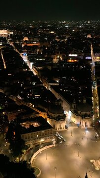 Piazza del Popolo e il tridente di notte a Roma, Italia.
Vista aerea notturana del centro storico di Roma con il Tridente e via del Corso.