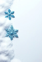 Zwei blaue Schneeflocken liegen versetzt auf einer Schneeschicht am linken Rand eines wei&szlig;en Hintergrunds und bieten Raum f&uuml;r winterliche Texte. Generative KI