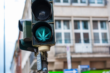 Ampel mit Cannabis Blatt und Vorfahrtschild in Aachen, Deutschland