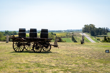 Carreta antigua con barriles en un hermoso paisaje verde y rural en Victoria, Entre Ríos