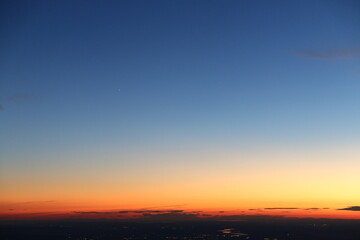 Coucher de soleil et comète