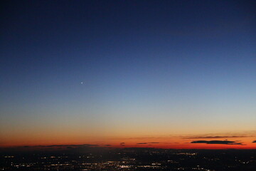 Coucher de soleil et comète