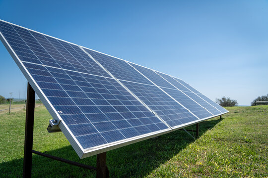 Instalaci&oacute;n Fotovoltaica para generaci&oacute;n de energ&iacute;a renovable en el campo
