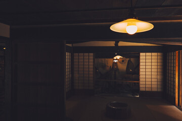 暗い日本の和室で光る古い伝統的な照明