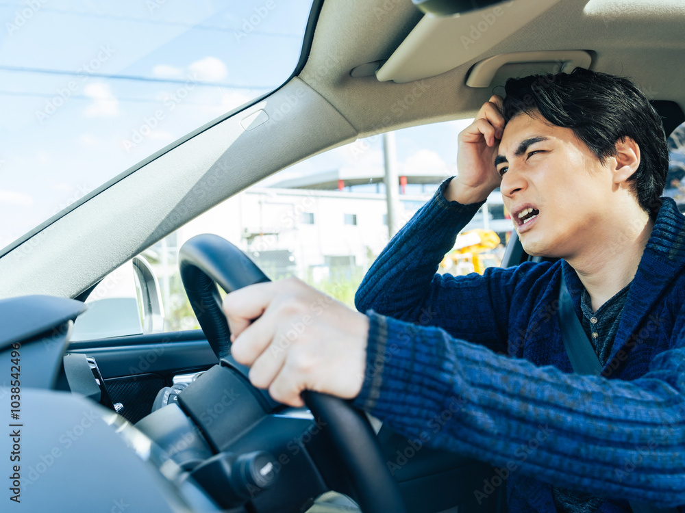 Aufkleber ドライバー、自動車、運転、不安、心配、焦る、渋滞、事故、安全、不満、困る、悩む、トラブル、ハンドル、運転席、運転手、男性、日本人、迷う、表情、ドライブ、旅行、レンタカー、危険、残念、疑問、疲労、交通、道路、クルマ、モビリティ、車内、インテリア、失敗、間違い、ミス、見落とし、逆走、戸惑う、スピード、違反、信号、混雑、帰省ラッシュ、がっかり、落ち込む、若い、保険、ロードサービス、人物