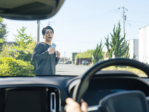 事故、歩きスマホ、ながらスマホ、危険、自動車、交通、歩行者、前方不注意、横断、赤信号、横断歩道、信号無視、フロントグラス、ハンドル、ドライバー、運転、車、自動ブレーキ、衝突被害軽減ブレーキ、サポカー、セーフティセンス、センサー、アシスト、ブレーキ、運転席、男性、驚く、びっくり、衝突、轢かれる、検知、システム、注意、リスク、センシング、エマージェンシー、緊急、FCM、サポート、感知、AEB、スマホ、