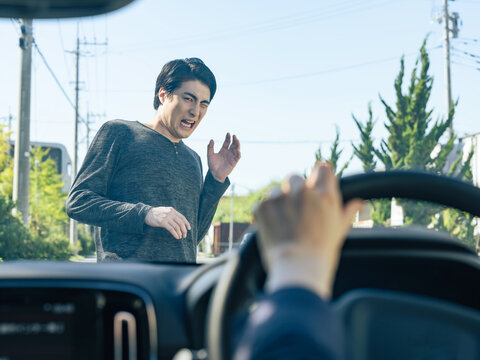 交通事故、事故、自動車、歩行者、ドライバー、運転席、自動ブレーキ、交通、AEB、男性、日本人、驚く、衝突、ショック、びっくり、轢かれる、よそ見、脇見、巻き込み、横断歩道、信号、横断、フロントグラス、アクシデント、衝突被害軽減ブレーキ、ブレーキ、セーフティセンス、サポカー、センサー、センシング、アシスタント、サポート、システム、FCM、検知、感知、安全、道路、運転、ハンドル、停車、クルマ、モビリティ
