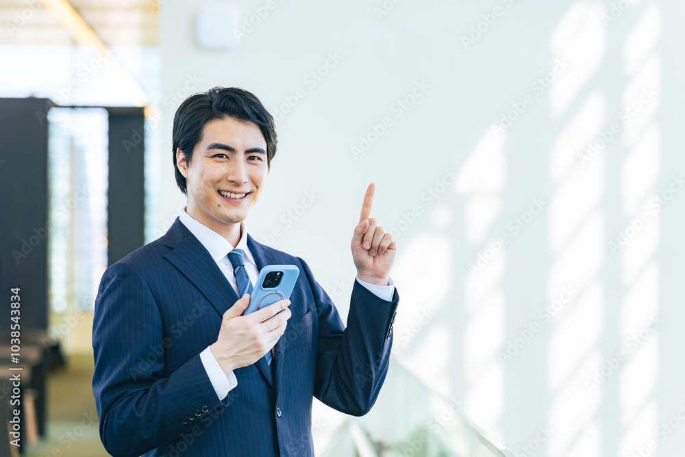 Aufkleber アプリ、スマホ、紹介、ガイド、おすすめ、指さす、広告、宣伝、案内、SNS、スマートフォン、男性、ビジネスパーソン、ビジネスマン、ビジネス、メール、クラウド、モバイル、IoT、IT、DX、デジタル、データ、経営、金融、マネー、アドバイザー、説明、コピースペース、若い、日本人、仕事、システム、マッチング、人材、求人、採用、ナンバーワン、営業、webサイト、インターネット、コンサルティング、オンライン、