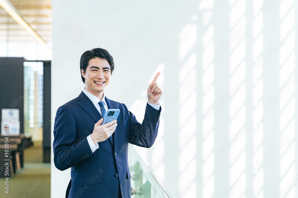 Aufkleber スマホ、おすすめ、アプリ、スマートフォン、広告、男性、ビジネスパーソン、ビジネスマン、ビジネス、メール、クラウド、モバイル、IoT、IT、DX、デジタル、データ、SNS、紹介、ガイド、案内、経営、金融、マネー、アドバイザー、コンサル、説明、コピースペース、若い、日本人、仕事、システム、マッチング、人材、求人、採用、ナンバーワン、営業、宣伝、webサイト、インターネット、オンライン、検索、誘導、笑顔