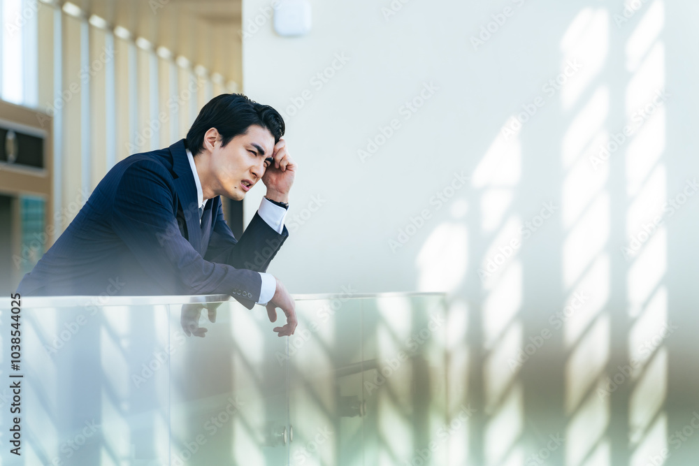 Leinwandbilder 男性、ビジネスパーソン、ビジネスマン、落ち込む、がっかり、疲労、過労、疲れ、ストレス、転職、仕事、ビジネス、ショック、悩む、失敗、後悔、残念、困る、トラブル、問題、プレッシャー、緊張、迷う、コピースペース、広告、就職、企業、会社員、サラリーマン、不満、考える、悩み、疑問、心配、不安、課題、憂うつ、フラストレーション、ネガティブ、日本人、倒産、辛い、苦しい、苦労、人材、人手不足、経営者、オフィス、悔