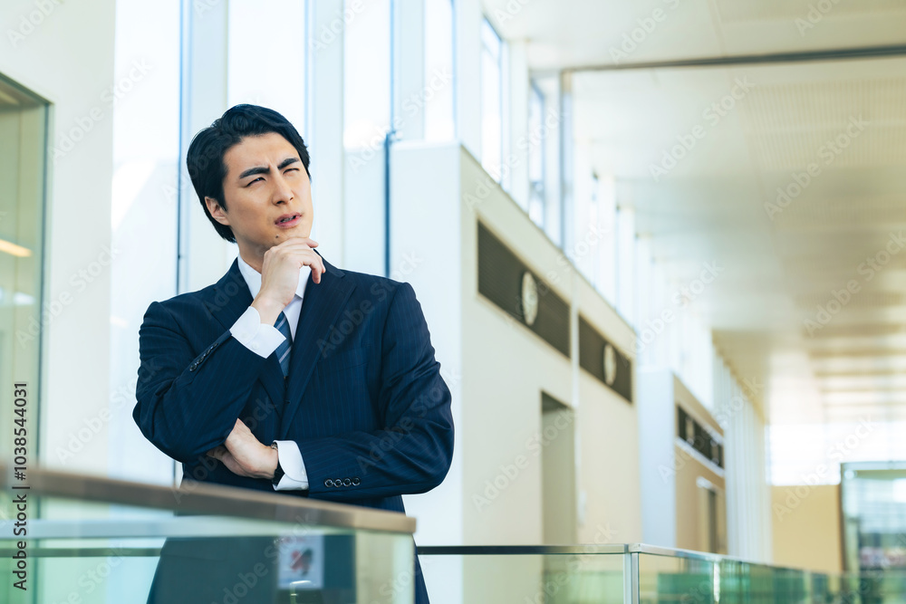 Poster ビジネス、悩み、考える、疑問、不満、不安、転職、ビジネスマン、ビジネスパーソン、男性、日本人、オフィス、ロビー、事業、業務、企業、起業、経営、経営者、社長、スタートアップ、予想、困る、悩む、心配、トラブル、問題、課題、憂鬱、失敗、後悔、ストレス、会社員、サラリーマン、経営難、人手不足、マネジメント、管理職、仕事、働く、職場、テナント、構想、計画、プラン、ワークライフバランス、保険、迷う、決断、人物