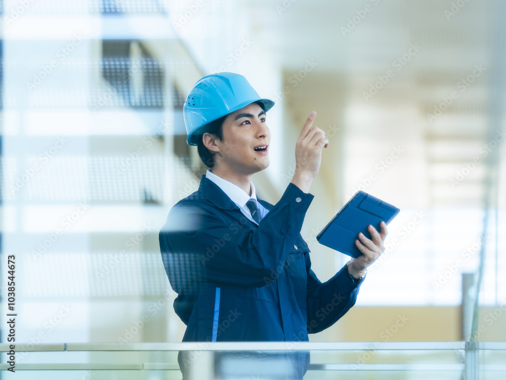 Aufkleber 建設、作業員、点検、メンテナンス、チェック、ビルメン、ゼネコン、工務店、DX、IIoT、エンジニア、設計、検査、確認、工事、耐震、タブレット、仕事、男性、日本人、安全、ヘルメット、作業服、ビル、建物、建築士、設計士、内装、解体、技術者、指さし、IT、開発、データ、見学、訪問、注文、発注、入札、オフィス、人材、工場、製造業、物流、産業、職人、修理、業者、インフラ、人物